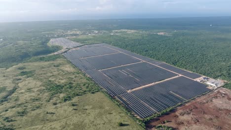 Vista-Aérea-Alrededor-De-Un-Gran-Campo-Fotovoltaico,-Día-Soleado-En-República-Dominicana