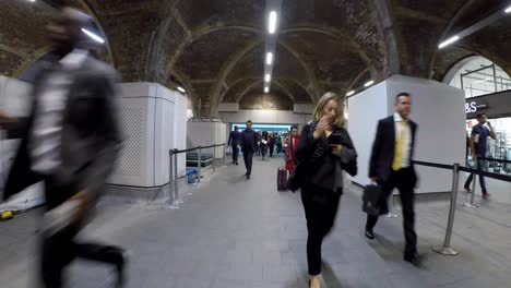 Timelapse-Walking-Through-London-Bridge-Station-at-Rush-Hour