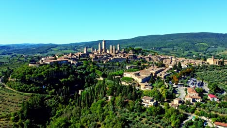 Orbit-view-of-the-town-of-San-Gimignano,-Tuscany,-Italy-with-its-famous-medieval-tower