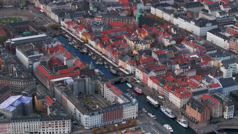 Toma-Aérea-Ajustada-Sobre-Casas-Coloridas-Nyhavn-Copenhague-Dinamarca