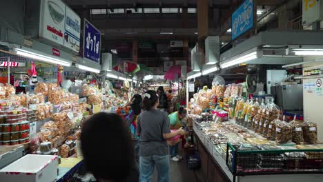Markthändler,-Die-Die-Lokalen-Thailändischen-Produkte-Auf-Dem-Richtigen-Halt-Am-Warorot-Markt-Platzieren