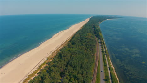 Panoramablick-Auf-Die-Halbinsel-Hel-In-Polen-An-Einem-Sonnigen-Sommertag-Mit-Der-Ostsee-Im-Hintergrund