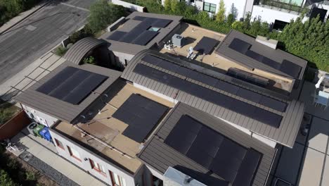 Herrenhaus-In-Encino-Hills-Mit-Einem-Umfangreichen-Solarpanelsystem-Auf-Dem-Dach-–-Luftorbit