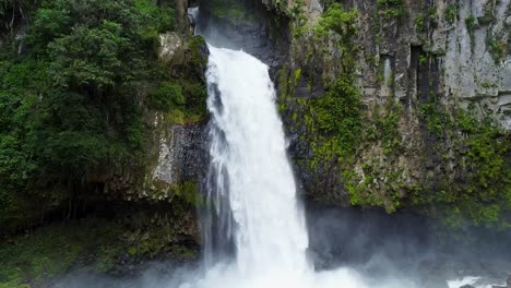 Luftaufnahme-Eines-Tosenden-Wasserfalls-In-Der-Magischen-Stadt-Xico,-Mexiko