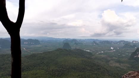 Vuelo-Aéreo-Hacia-Adelante-Sobre-El-Parque-Nacional-Dragon-Crest-Trail-Durante-El-Día-Nublado-En-Krabi,-Tailandia---Plano-Panorámico