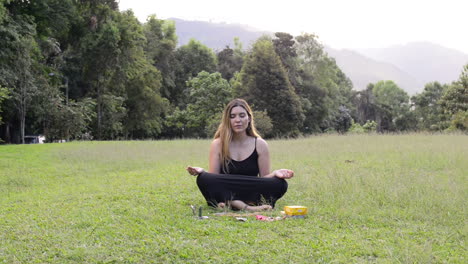 Yoga-Mädchen-Schließt-Die-Augen-Und-Meditiert-In-Lotusblumen-Pose-Im-Park