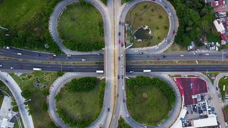 Aerial-top-down-shot-showing-traffic-on-highway-junction-during-daytime-in-Xalapa,-Mexico