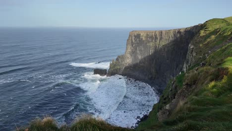 Al-Oeste-De-Irlanda-Acantilados-Marinos-De-Mother-Wild-Atlantic-Way-Irlanda-Clare-En-Un-Brillante-Día-De-Invierno