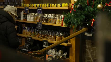 Geschäft,-Das-Während-Der-Weihnachtszeit-Typisch-Niederländische-Lebensmittel-Verkauft