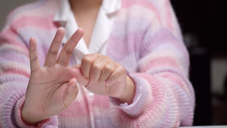 Nahaufnahme-Einer-Frau,-Die-Sich-Mit-Arthritis-Selbst-Massiert-Und-Entspannt,-Indem-Sie-Finger-Und-Arm-Streckt,-Nachdem-Ihre-Hand-Wegen-Des-Bürosyndroms-Schmerzt