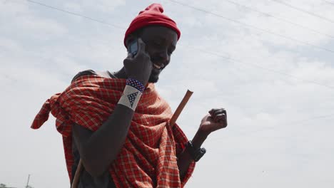 Hombre-Masai-Hablando-Por-Teléfono-Móvil-Al-Aire-Libre