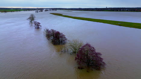 Niederländische-Tiefländer-Flussüberschwemmungen-In-Überschwemmungsgebieten-Aufgrund-Der-Wasserbewirtschaftung
