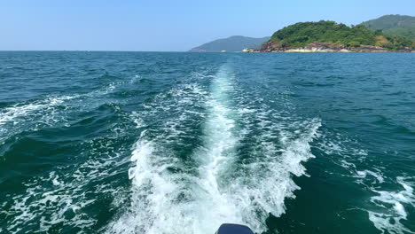 Motorbootweg-Im-Meerwasser-An-Einem-Sonnigen-Tag,-Goa,-Indien-4k