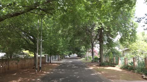Empuje-Lento-En-Una-Toma-De-Drones-De-Street-View-En-Una-Zona-Residencial-De-Pretoria,-Sudáfrica