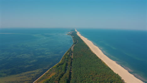 Luftaufnahme-Der-Halbinsel-Hel-In-Polen-Mit-Der-Ostsee-Im-Hintergrund