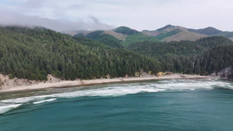 Filmische-Luftaufnahme-Der-Küste-Von-Oregon