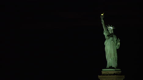 Estatua-De-La-Libertad-En-Su-Pedestal-Con-Cielo-Nocturno-Negro