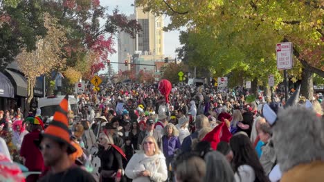 Eine-Menschenmenge-Läuft-In-Der-Halloween-Parade-In-Ashland,-Oregon