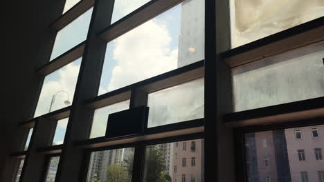 Blick-Auf-Eine-Wohnung-Hinter-Einem-Glasfenster-In-Der-Stadt-Hongkong,-China