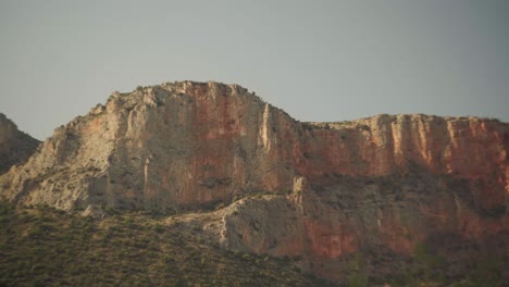 Atemberaubende-Klippen-Von-Leonidio-Mit-Epischen-Freiliegenden-Felsen-Und-Goldenem-Stundenlicht,-Das-über-Steine-Fällt