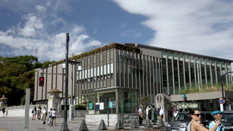 La-Entrada-Principal-De-La-Estación-JR-Harajuku-Presenta-Un-Diseño-Moderno-Con-Paredes-De-Vidrio.