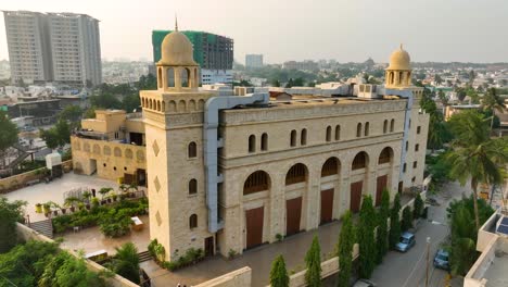 Beautiful-drone-shot-sideview-of-Al-Masjid-Al-Burhani-during-sunny-day-in-Karachi,-Pakistan