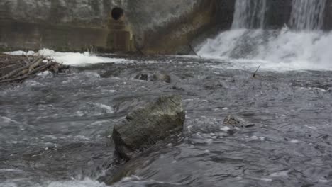 Agua-Corriendo-Sobre-Una-Cascada-En-La-Presa-De-Alton-Mill-En-Invierno,-Caledon,-Ontario,-Canadá