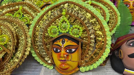Nahaufnahme-Von-Chou-Masken-Der-Göttin-Durga-In-Einer-Kunsthandwerksausstellung-In-Purulia,-Indien