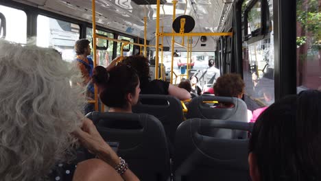 Menschen-Reisen-Im-Sommer-In-Einem-öffentlichen-Autobus-Fensterbus-In-Einer-Lateinamerikanischen-Stadt