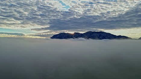 Niebla-Matutina-Moviéndose-Mientras-El-Sol-Brilla-Detrás-De-Los-Altos-Picos-De-Los-Alpes-En-Austria