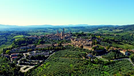 The-town-of-San-Gimignano,-Tuscany,-Italy-with-its-famous-medieval-tower