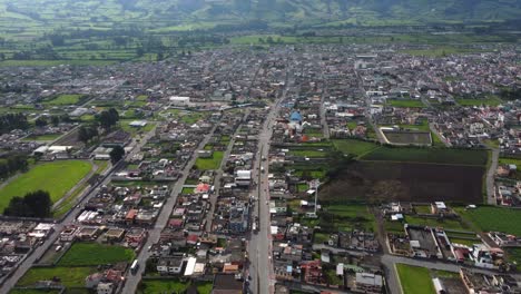 Pan-American-South-E35-Ecuador-Highway-Teilt-Die-Stadt-Machachi-Aus-Der-Luft