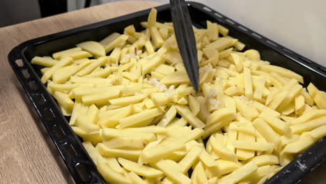 Geben-Sie-Den-Käse-Mit-Einer-Handpresse-Auf-Ungekochte-Julienne-Kartoffeln-Zum-Backen