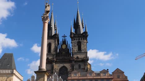 Marian-column-in-the-Old-Town-Square-and-the-Church-of-Our-Lady-before-Týn-in-Prague,-Czech-Republic