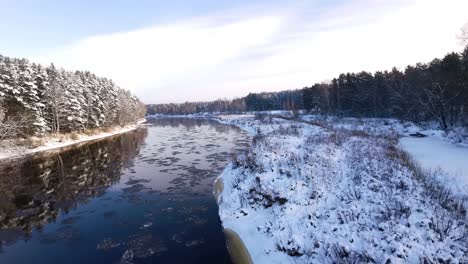 Ice-floes-in-a-stream-of-river-Gauja-on-a-cold-winter-day