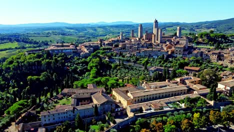 Orbit-shot-of-the-town-of-San-Gimignano,-Tuscany,-Italy-with-its-famous-medieval-tower