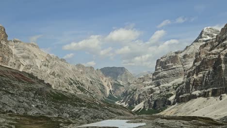 Panoramablick-Auf-Ein-Felsiges-Tal-In-Den-Italienischen-Dolomiten-Mit-Etwas-Verbleibendem-Schnee