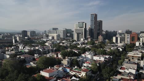 Soaring-over-the-most-exclusive-area-of-Mexico-City,-Polanco