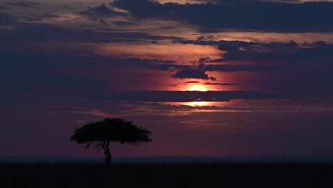 Puesta-De-Sol-Detrás-De-Las-Nubes-En-Masai-Mara-Dentro-De-La-Reserva-Nacional-Masai-Mara-En-Kenia