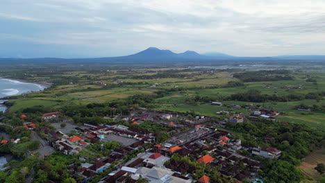 Historischer-Tanah-Lot-Complex,-Hoher-Winkel,-Bewölkter-Morgen-Auf-Bali,-Indonesien