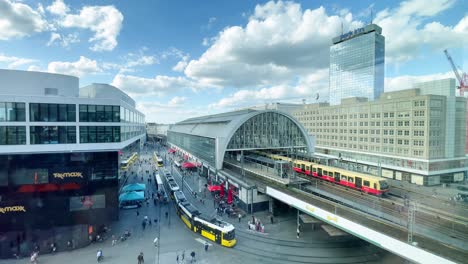 Berlín-Alexanderplatz-Con-Estación-De-Tren-Y-Vistas-Al-Paisaje-Urbano-En-Verano