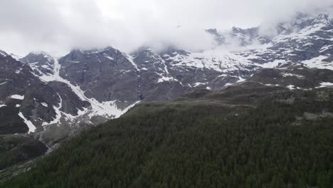 Italienische-Alpen,-Zerklüftete-Landschaft,-Schneebedeckte,-Bewölkte-Berggipfel,-Luftaufnahmen