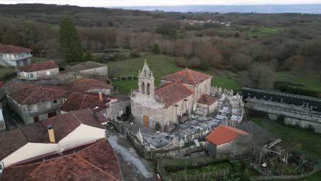 Drone-Orbit-Establishments-San-Martino-De-Betan-Kirche-In-Ourense-Galizien-Spanien-Stadtrand-Dorf