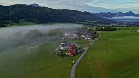 Niebla-Matutina-Moviéndose-Entre-Las-Colinas-En-Un-Pequeño-Pueblo-En-Austria
