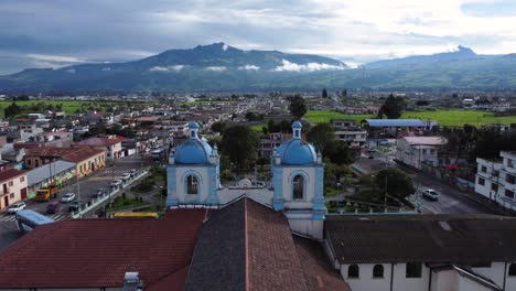 Luftaufnahme-Der-Aloasi-Kirche,-Vulkanische-Gipfel-Von-Pasochoa,-Sincholagua,-Ecuador