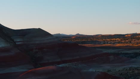 Luftaufnahme-Des-Sonnenuntergangs-Der-Farbenfrohen-Mesa-Der-Bentonithügel-In-Hankesville