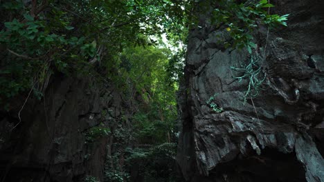 Grupo-De-Turistas-Con-Cascos-Azules-Y-Explorando-La-Cueva-Del-Helado-En-Tailandia