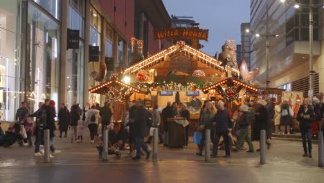 People-At-The-Festive-Christmas-Markets-In-Manchester,-England,-United-Kingdom