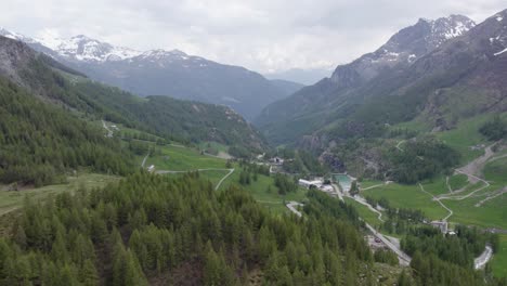 Malerisches-Italienisches-Alpental,-Grüne-Wiesen,-Wälder,-Verschneite-Berge,-Antenne