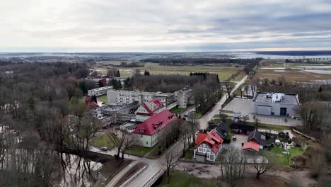 La-órbita-De-Drones-Establece-Un-Hospital-En-La-Ciudad-Rural-De-Silute,-Lituania,-En-Invierno.